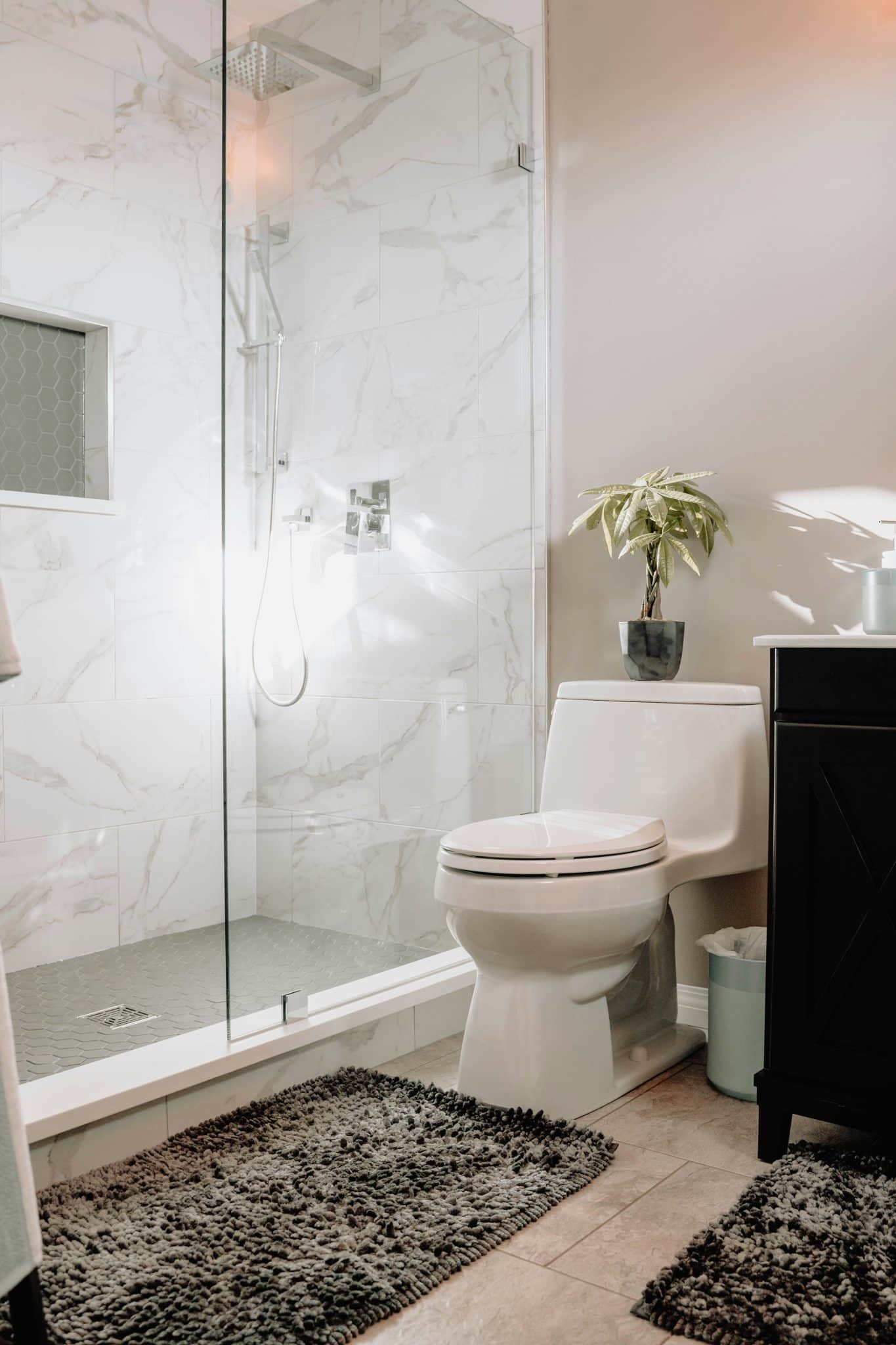 Installation de salle de bain avec douche italienne et WC moderne par Plomb’Up, plombier chauffagiste à La Louvière.